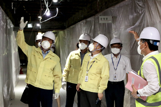 12일 중소벤처기업연수원 공사현장에서 김학도(왼쪽 첫번째) 중소벤처기업진흥공단 이사장이 시설물의 안전을 확인하고 있다. <중소기업진흥공단 제공>